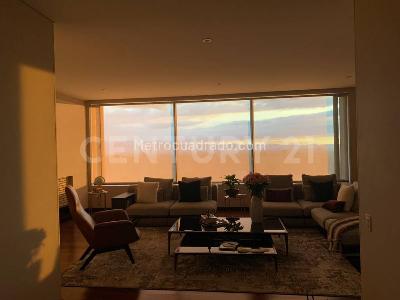 Apartamento de 3 alcobas en venta en El Castillo, Bogotá, 220 m² · foto 2 de 20