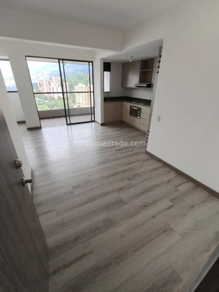 Apartamento de 2 Alcobas con Balcón y Parqueadero Privado en Altos del Poblado - 3