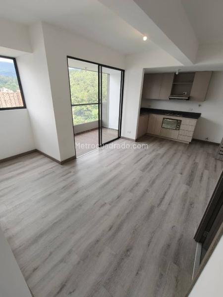 Apartamento de 2 Alcobas con Balcón y Parqueadero Privado en Altos del Poblado - 4