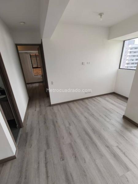 Apartamento de 2 Alcobas con Balcón y Parqueadero Privado en Altos del Poblado - 5