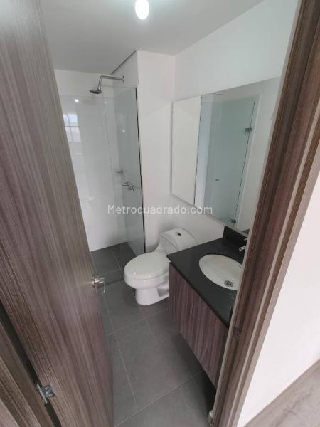 Apartamento de 2 Alcobas con Balcón y Parqueadero Privado en Altos del Poblado - 6