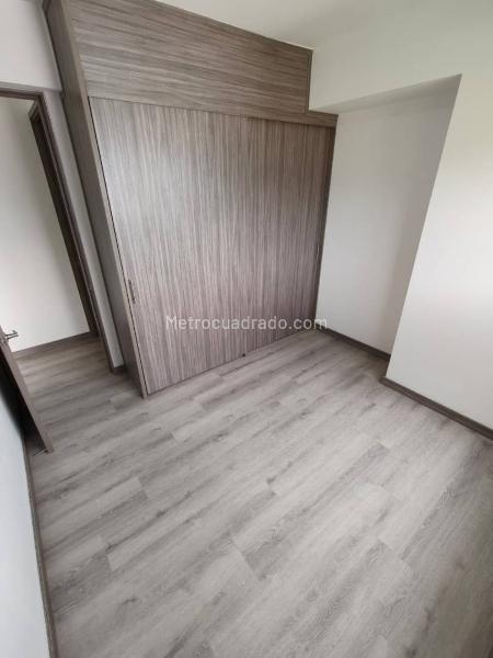 Apartamento de 2 Alcobas con Balcón y Parqueadero Privado en Altos del Poblado - 8
