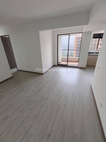 Apartamento Funcional de 3 Alcobas con Balcón en Altos del Poblado - 2