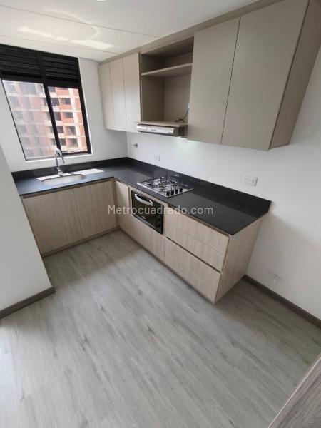 Apartamento Funcional de 3 Alcobas con Balcón en Altos del Poblado - 3