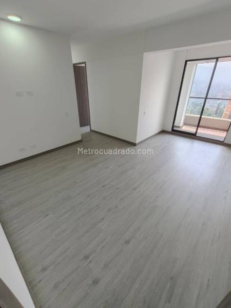Apartamento Funcional de 3 Alcobas con Balcón en Altos del Poblado - 4