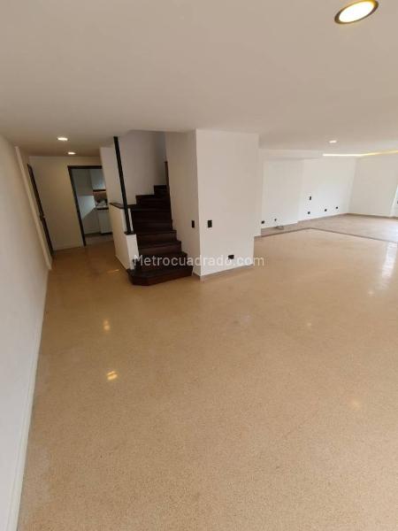 Duplex de 4 Alcobas en Altos del Poblado con Balcón - 4