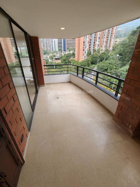 Duplex de 4 Alcobas en Altos del Poblado con Balcón - 5