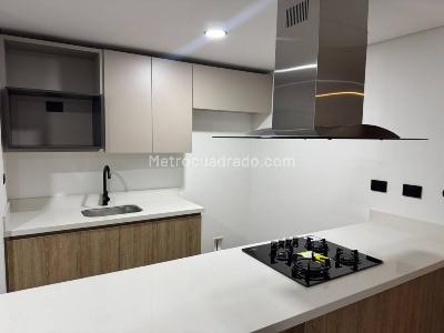 Apartamento de 2 alcobas en arriendo en Poblado Altos Delpoblado, Medellín, 70 m² · foto 2 de 17