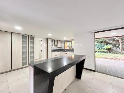 Casa de 3 alcobas en venta en Benedictinos, Envigado, 270 m² · foto 3 de 20