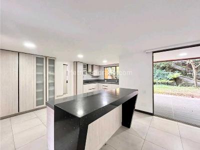 Casa de 4 alcobas en venta en Sur, Envigado, 274 m² · foto 3 de 19