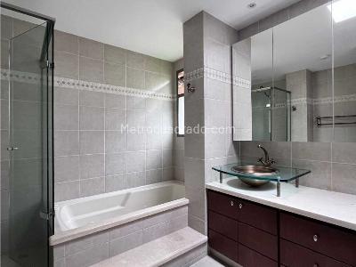Casa de 5 alcobas en venta en El Poblado, Medellín, 240 m² · foto 17 de 20