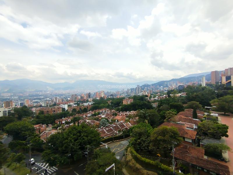 Spacious 2BR Apartment with Pool in Los Gonzalez - 8