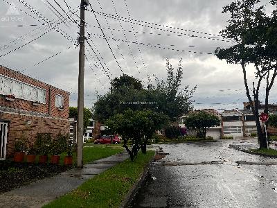 Casa de 4 alcobas en venta en Niza, Bogotá, 364 m² · foto 2 de 20