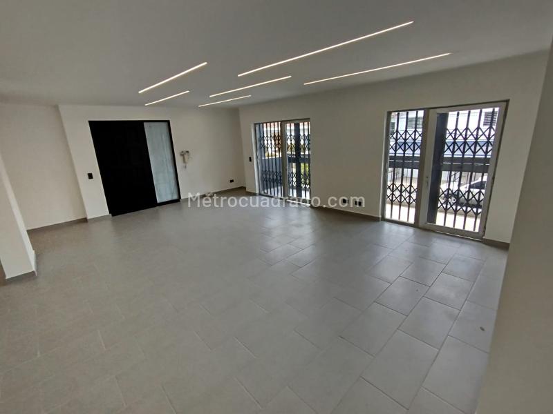 Spacious 4BR Commercial House in Simon Bolivar