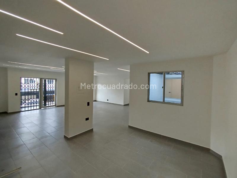 Spacious 4BR Commercial House in Simon Bolivar - 3