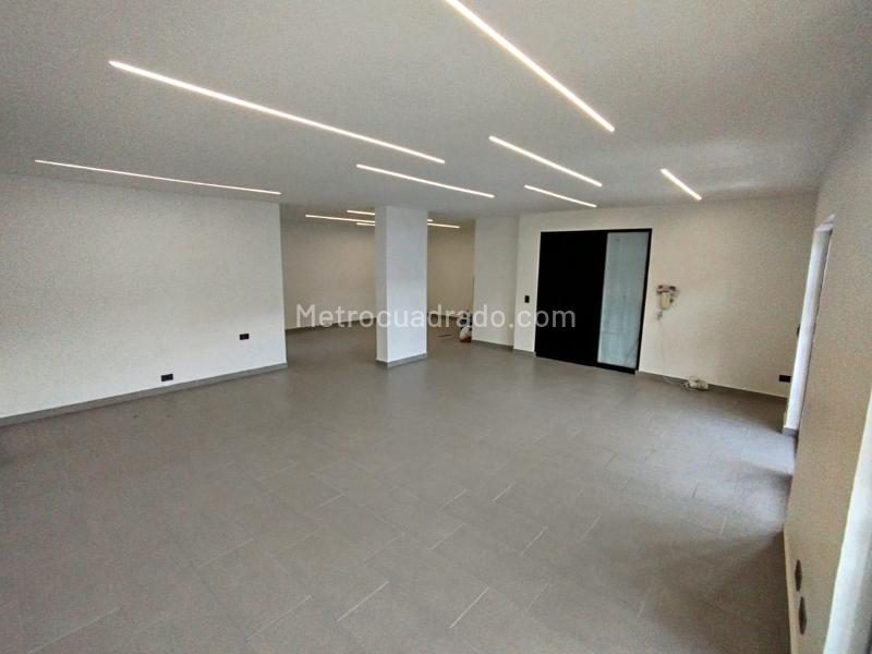 Spacious 4BR Commercial House in Simon Bolivar - 4