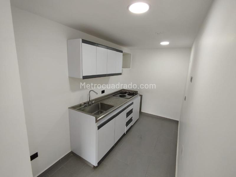 Spacious 4BR Commercial House in Simon Bolivar - 5