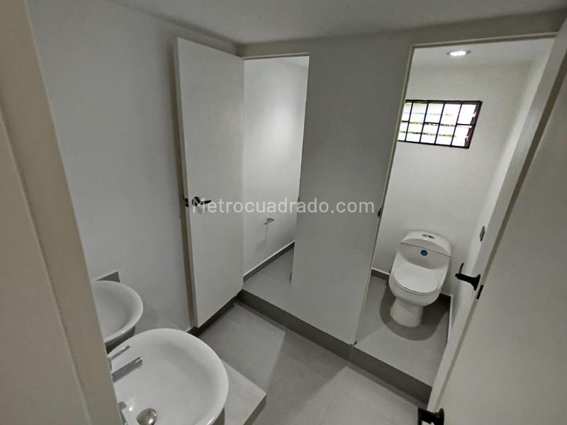 Spacious 4BR Commercial House in Simon Bolivar - 6