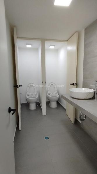 Spacious 4BR Commercial House in Simon Bolivar - 7