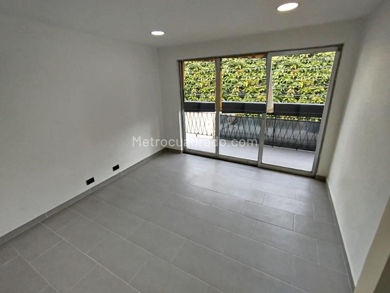 Spacious 4BR Commercial House in Simon Bolivar - 8