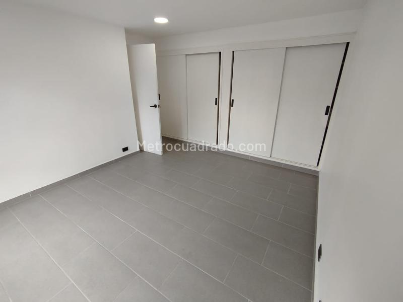 Spacious 4BR Commercial House in Simon Bolivar - 9