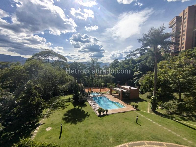 Apartamento de Lujo de 4 Alcobas con Jacuzzi en Transversal Inferior