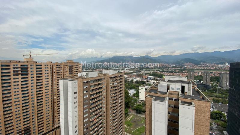 Apartamento de 1 Alcoba con Balcón en Ciudad del Río, Medellín - 2