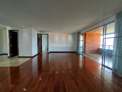 Apartamento de 3 alcobas en arriendo en La Calera, Medellín, 226 m² · foto 3 de 20
