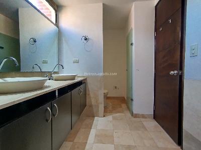 Apartamento de 3 alcobas en arriendo en La Calera, Medellín, 226 m² · foto 19 de 20