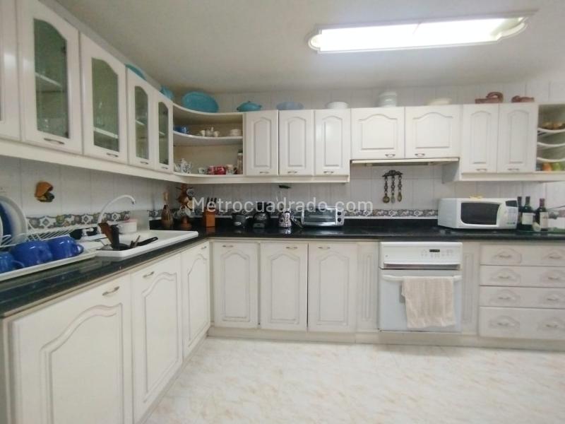 Elegant 4BR Apartment in Transversal Inferior - 8