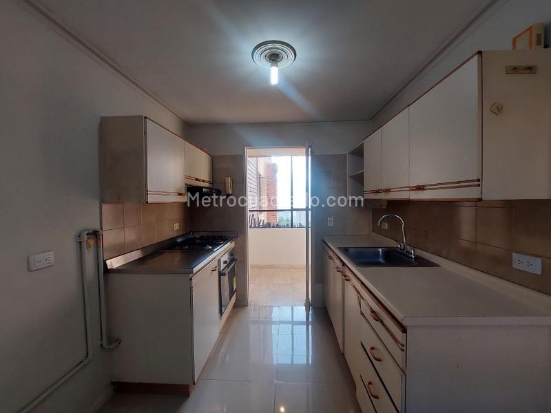 3BR Apartment on Floor 8 with Service Room in El Campestre (El Poblado)