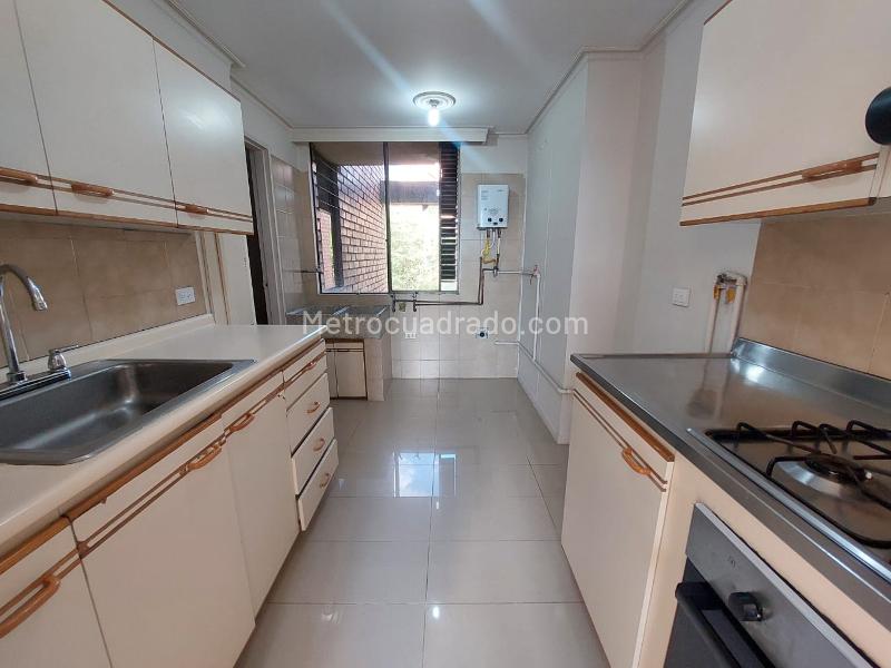 Apartamento en El Campestre (El Poblado) Piso 8 con Cuarto de Servicio - 2