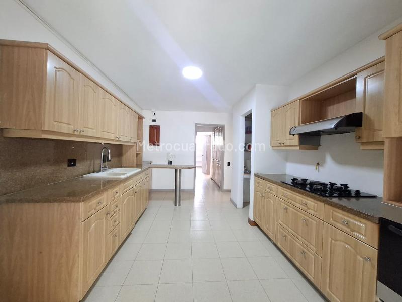 Stylish 4BR Family Home in Transversal Superior