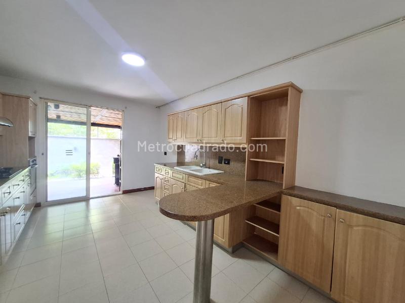 Stylish 4BR Family Home in Transversal Superior - 2