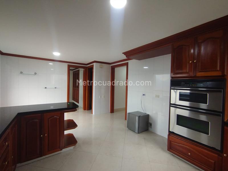 Spacious 4BR Apartment with Tennis Court in El Tesoro - 3