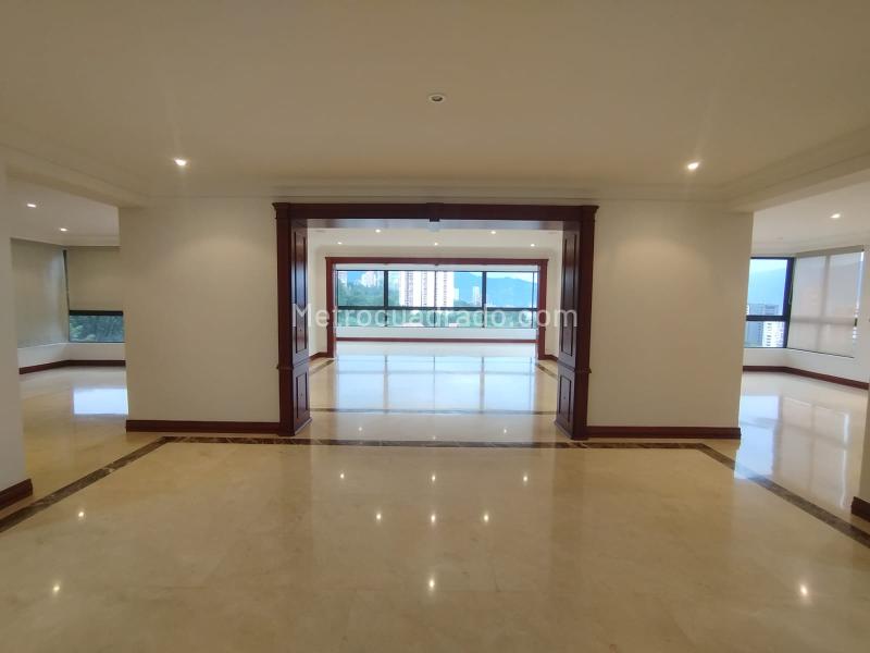 Spacious 4BR Apartment with Tennis Court in El Tesoro - 4