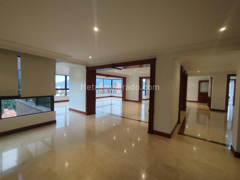 Spacious 4BR Apartment with Tennis Court in El Tesoro - 5