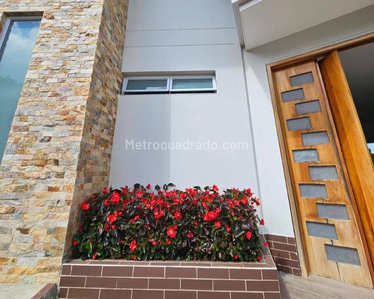 Spacious 4BR House with Private Land in Santa Elena - 6