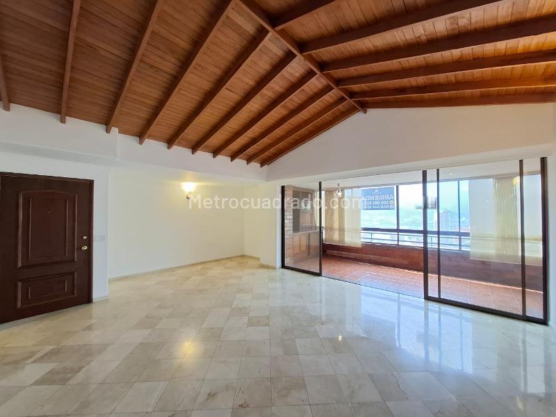 Modern 3BR Apartment with Balcony in El Tesoro - 5