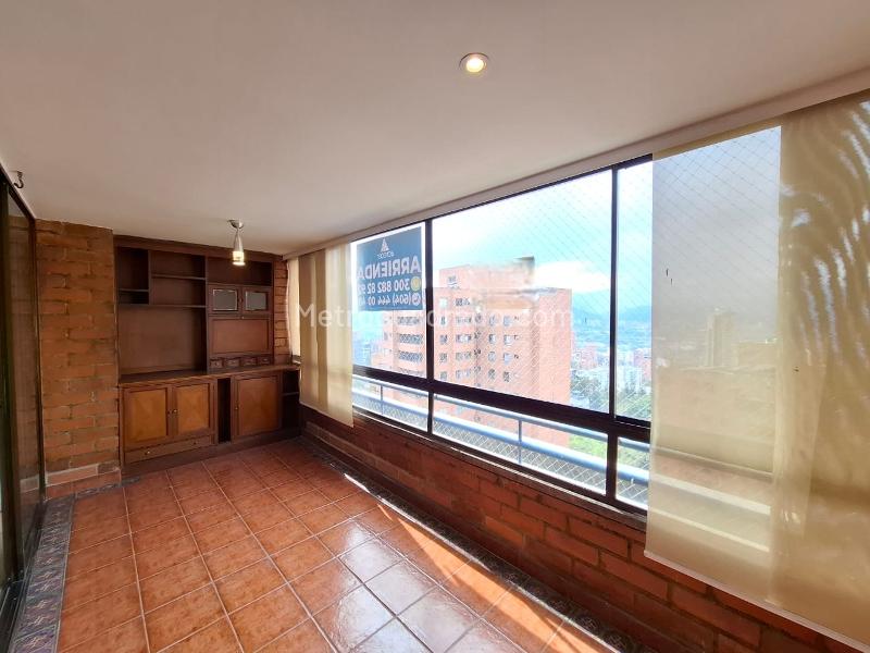 Modern 3BR Apartment with Balcony in El Tesoro - 7