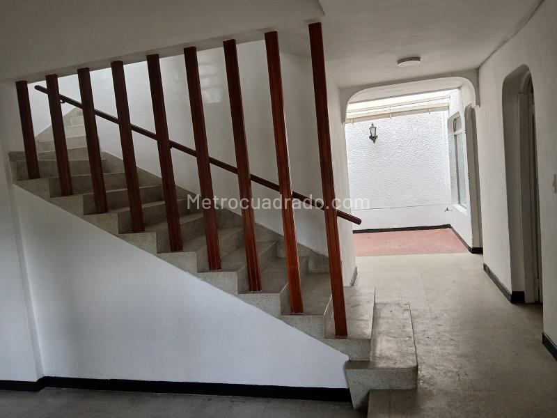 Duplex Comercial de 5 Alcobas en Los Colores - 2