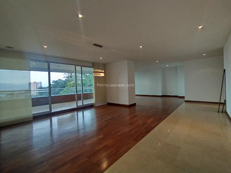 Apartamento Amplio de 3 Alcobas en La Calera, El Poblado - 2