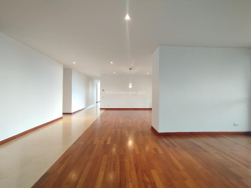 Apartamento Amplio de 3 Alcobas en La Calera, El Poblado - 4