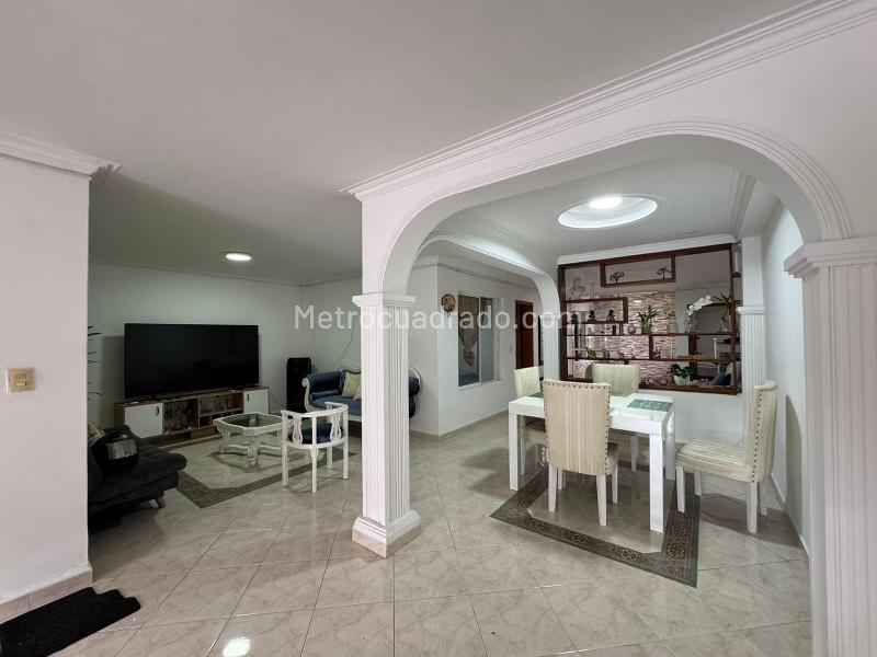 Furnished 4BR Apartment for Rent in Almería (Laureles) - 2