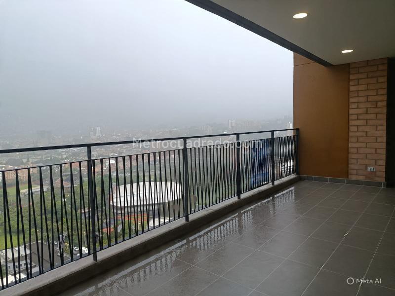 Apartamento de 3 Alcobas con Vista Privilegiada en Avenida Las Vegas - 2