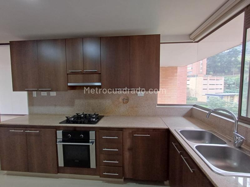 Apartamento de 3 Alcobas en La Calera (El Poblado) con Amenidades - 4