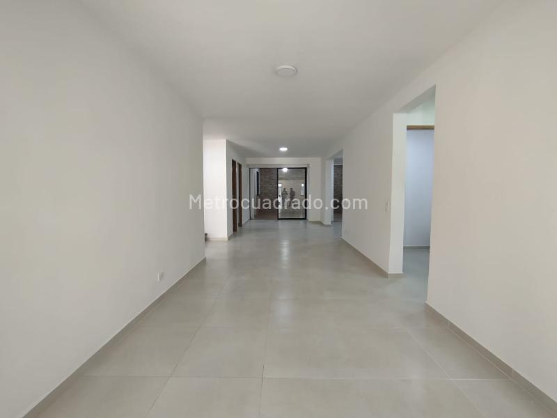 Casa Bifamiliar Comercial Versátil en Arriendo en Belén - 3