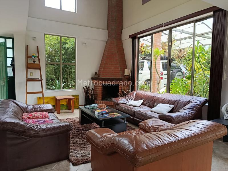 2BR House in Loma De Los Benedictinos (200 m²)