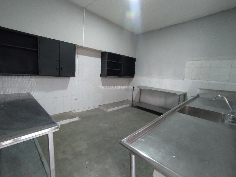 Casa Comercial Sencilla de 4 Alcobas en La Candelaria - 2