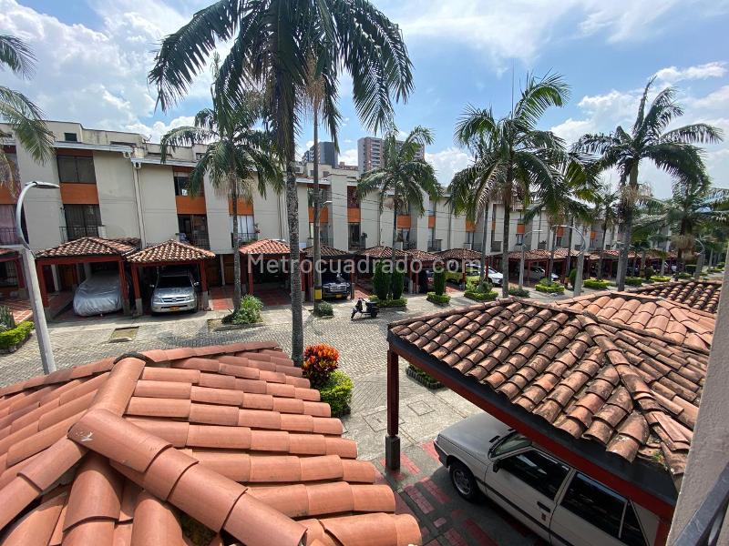 Beautiful 4BR House in Robledo